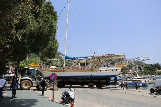 Kaş’ta tekneler sezon için deniz inmeye başladı