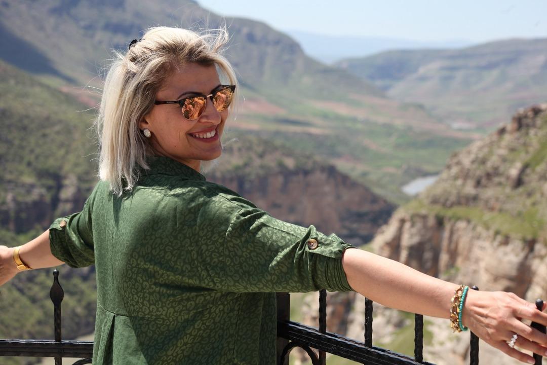 Fotoğraf &ccedil;ektirmek i&ccedil;in sıraya giriyorlar