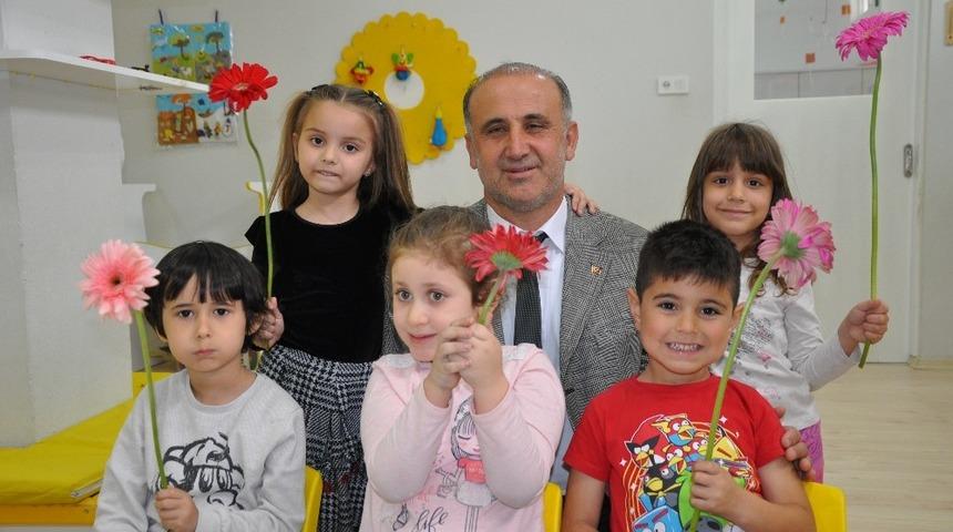 Başkan Baya istismarı çocuklara çiçek vererek kınadı