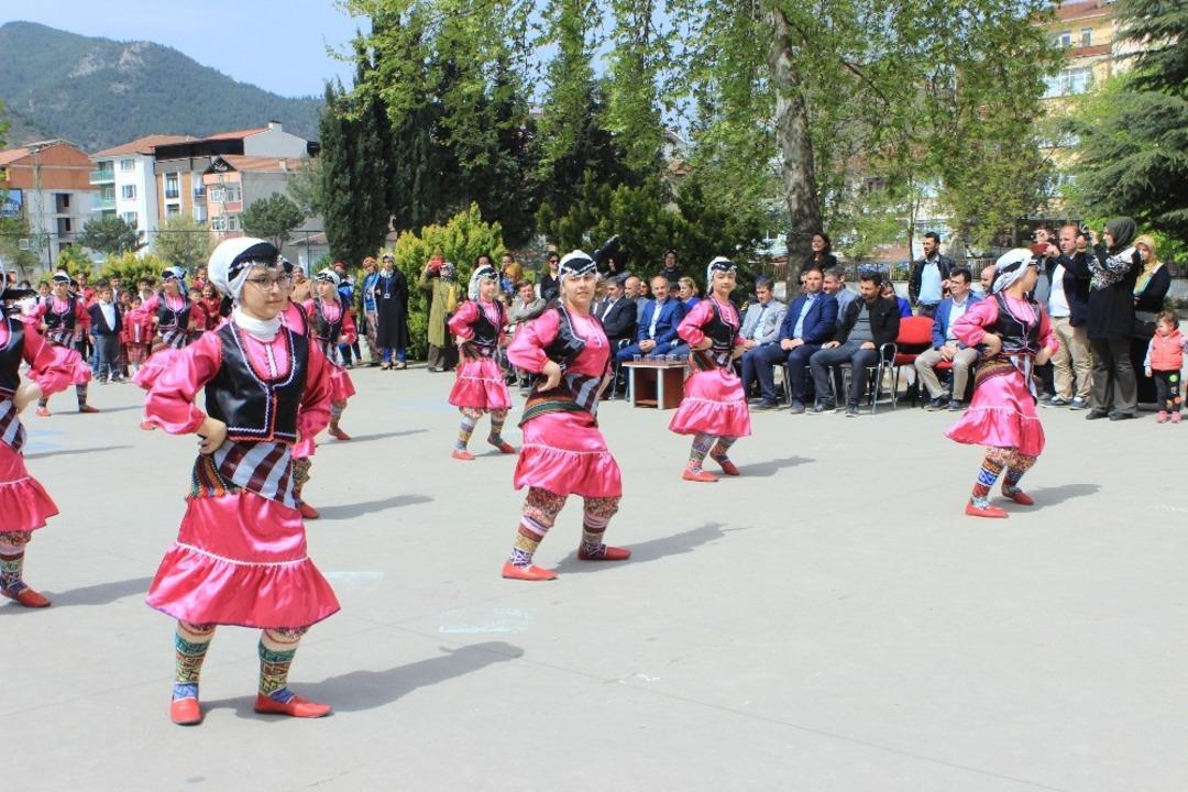 Osmaneli Atat&uuml;rk Orta Okulunda T&Uuml;BİTAK 4006 Bilim Fuarı d&uuml;zenledi
