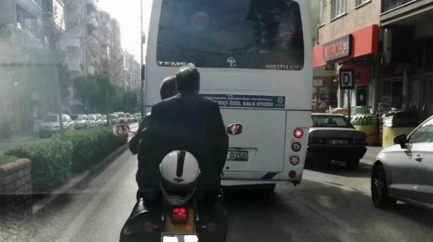 Kaskı başına değil motosiklete taktı