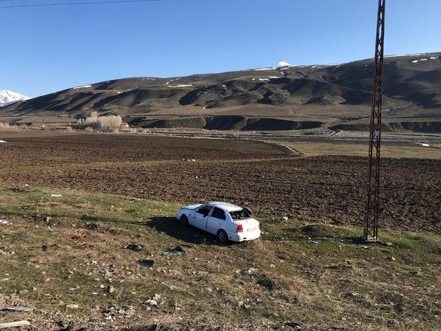 Otomobil şarampole u&ccedil;tu: 2 yaralı 1