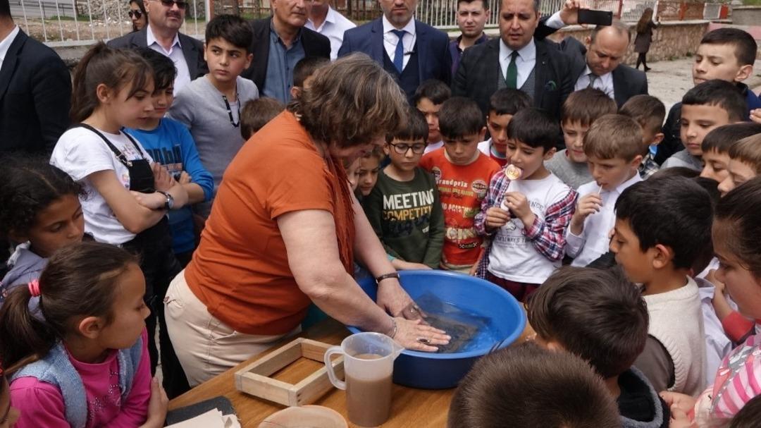 &Ouml;ğrenciler kağıt &uuml;retti