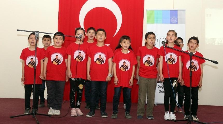 Çal’da öğrenci korosunun seslendirdiği Türküler mest etti