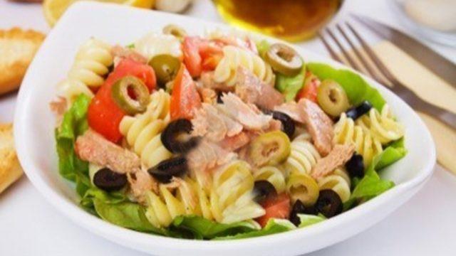 Ton balıklı makarna salatası