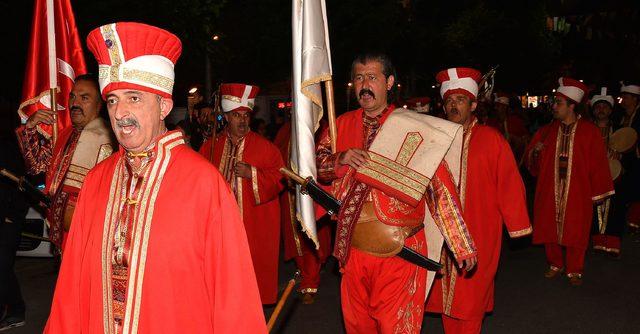 Mesir festivalinde fener alayı coşkusu