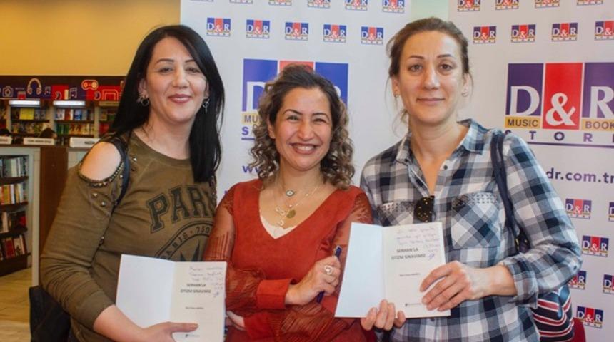 Kaybettiği otizmli oğlu için yazdığı kitabını imzaladı