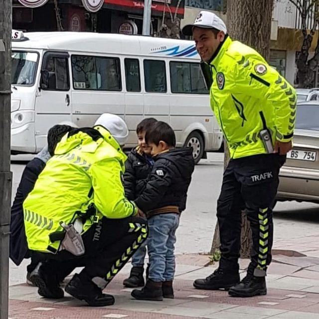 Çocukların polis sevgisi görenleri duygulandırdı