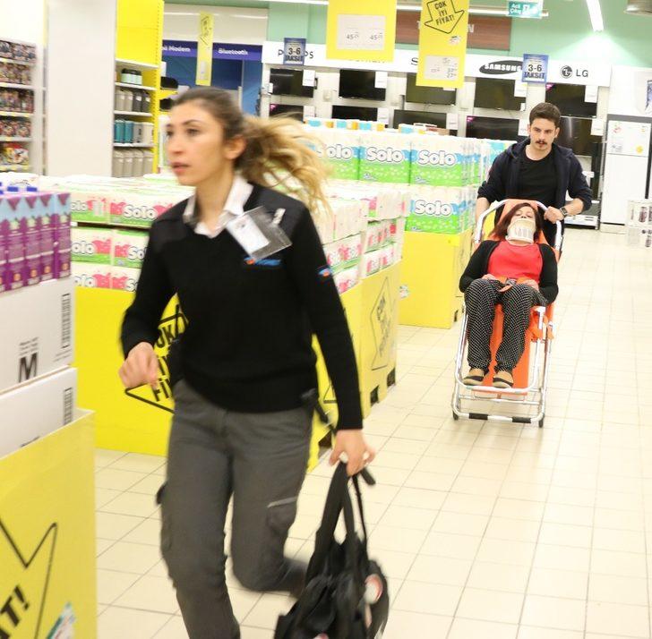 Alışveriş merkezinde afet tatbikatı gerçeğini aratmadı G3
