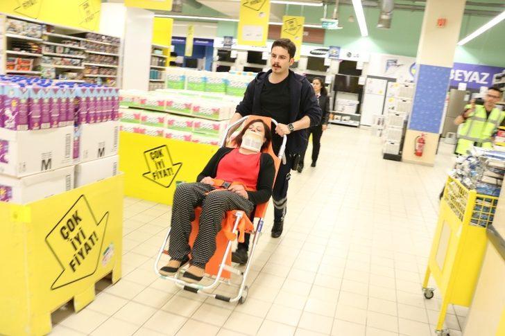 Alışveriş merkezinde afet tatbikatı gerçeğini aratmadı G4