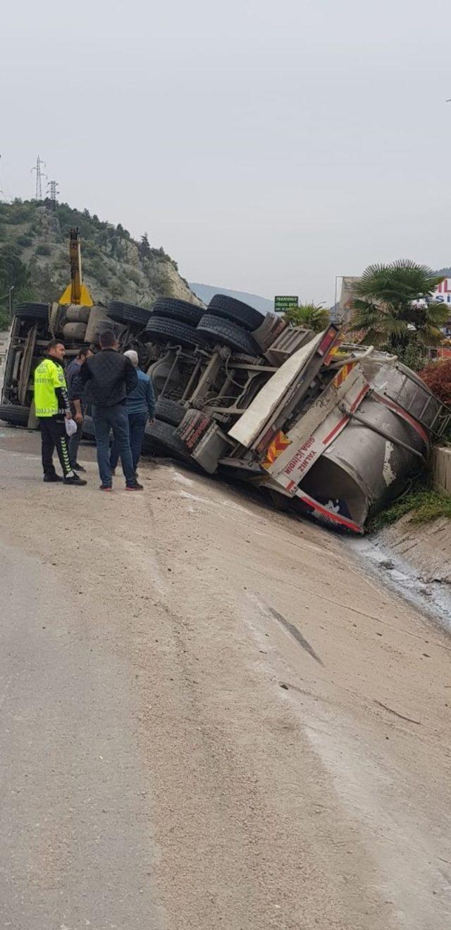 Bilecik’te süt tankeri devrildi, 1 yaralı