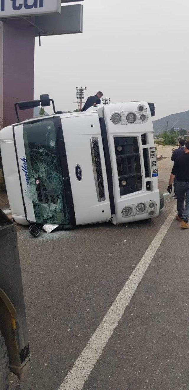 Bilecik’te süt tankeri devrildi, 1 yaralı