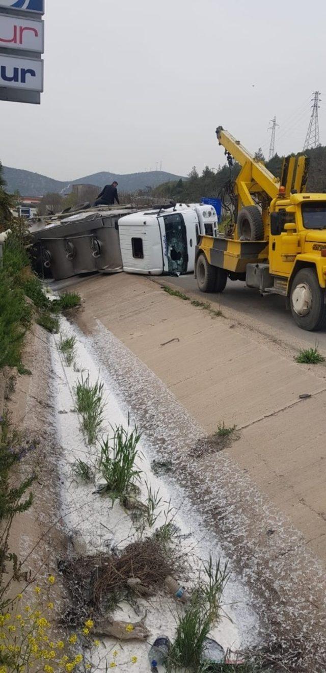 Bilecik’te süt tankeri devrildi, 1 yaralı