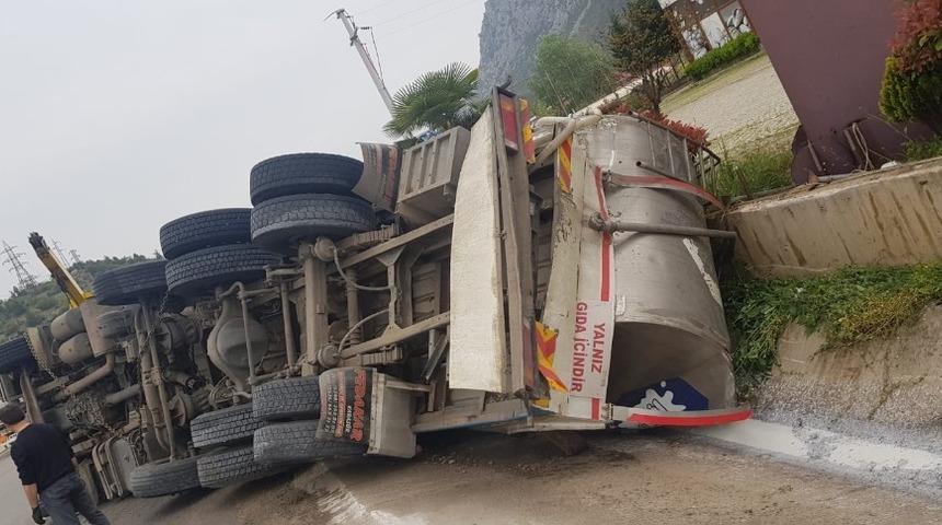 Bilecik’te süt tankeri devrildi, 1 yaralı