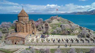 Hoşgörü adası Akdamar, tüm ihtişamıyla ziyaretçilerini ağırlıyor 