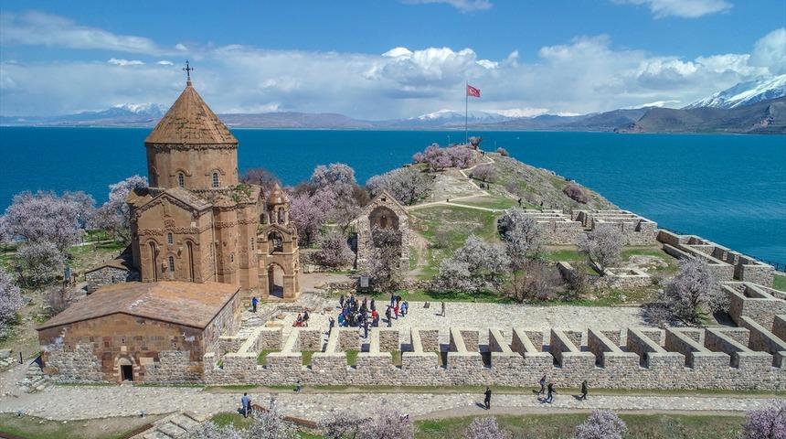 Hoşgörü adası Akdamar, tüm ihtişamıyla ziyaretçilerini ağırlıyor 