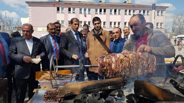 Kimsesiz öğrenciler yararına kermes