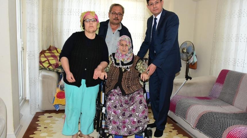 Başkan Özcan, Raziye teyzenin duasını aldı
