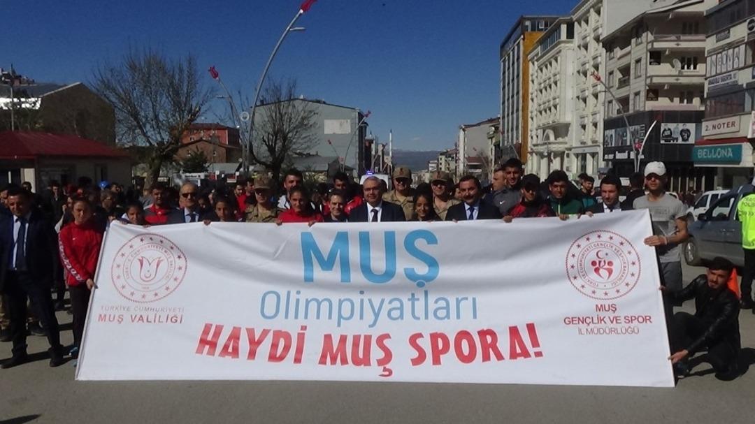 Muş&rsquo;ta halk koşusu ve y&uuml;zme yarışması yapıldı