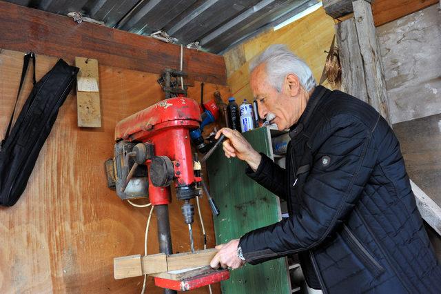 Hem kemençe yapıyor hem çalıyor