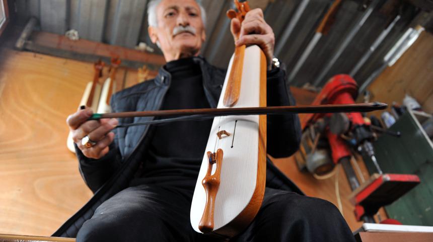 Hem kemen&ccedil;e yapıyor hem &ccedil;alıyor