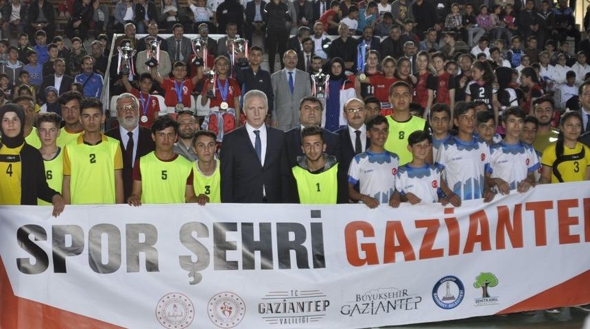 Vali G&uuml;l masa tenisi oynadı