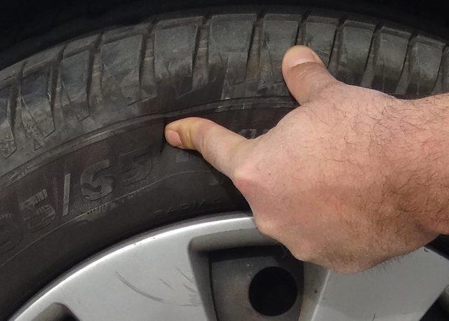 36 aracın lastiklerini bı&ccedil;ak saplayıp patlattılar 2