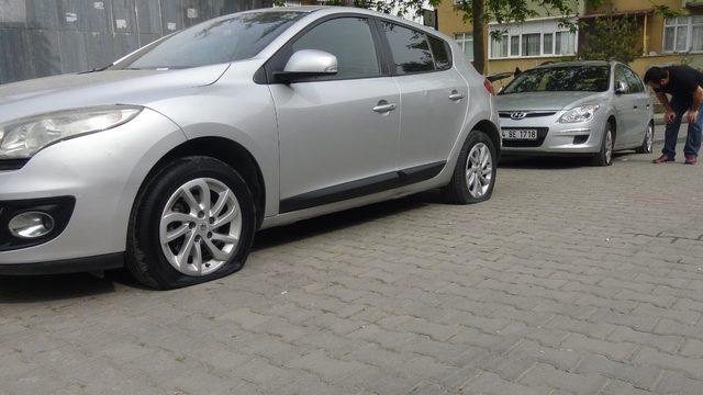 36 aracın lastiklerini bı&ccedil;ak saplayıp patlattılar 3