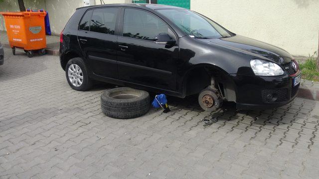 36 aracın lastiklerini bı&ccedil;ak saplayıp patlattılar 4