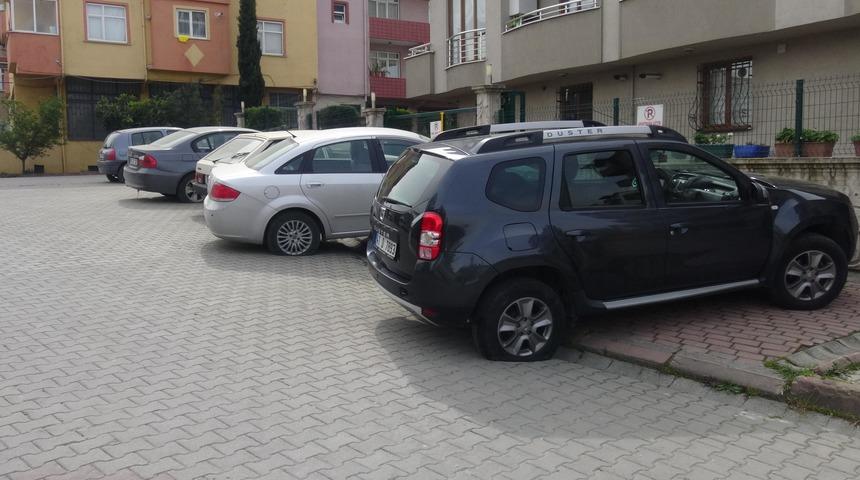 36 aracın lastiklerini bı&ccedil;ak saplayıp patlattılar