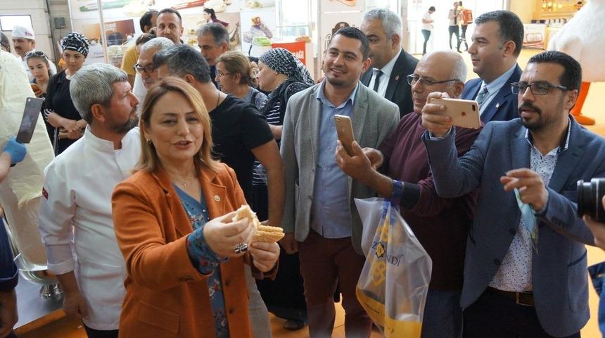 Vali Demirtaş Maraş dondurması kesti