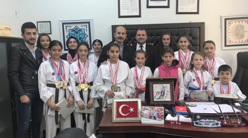 Dereceye giren karateciler &ouml;d&uuml;llendirildi