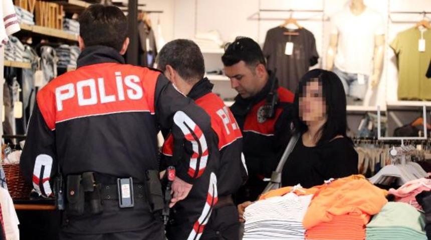 Gen&ccedil; kadın mağazada pantolon denerken tacize uğradı!