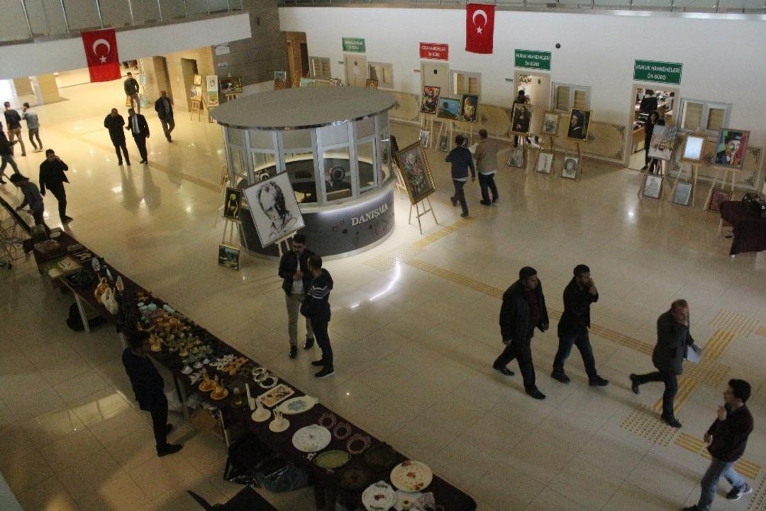 Van&rsquo;daki tutuklu ve h&uuml;k&uuml;ml&uuml;lerin sergisine yoğun ilgi