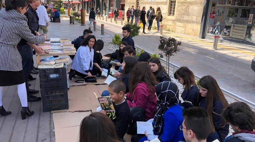 &Uuml;niversiteliler caddede kitap okudu