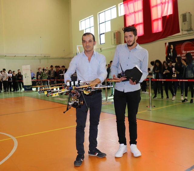 Üniversiteliler, ilaçlama yapabilen drone üretti