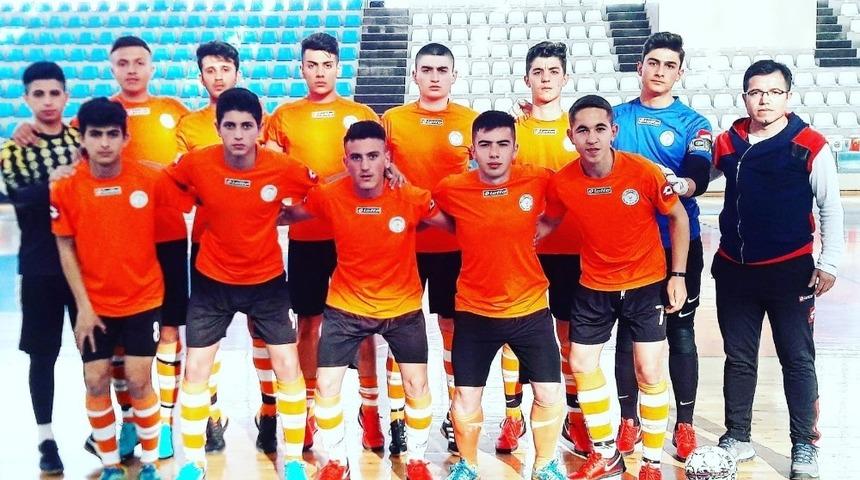 Arif Molu Teknik ve End&uuml;stri Meslek Lisesi Futsal takımı yarı finalde