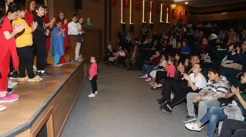 Başkan Akın&rsquo;dan k&uuml;&ccedil;&uuml;k yeteneklere b&uuml;y&uuml;k alkış