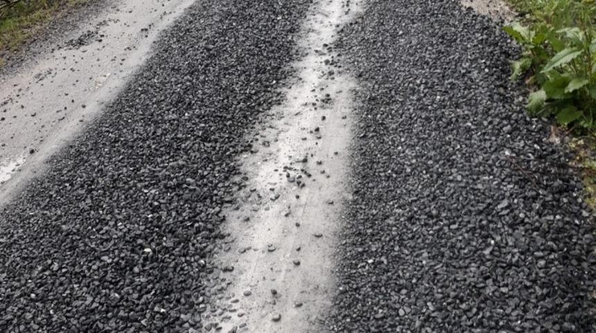 CHP&rsquo;li belediye tarafından d&ouml;k&uuml;len asfalt 18 ayda bozuldu