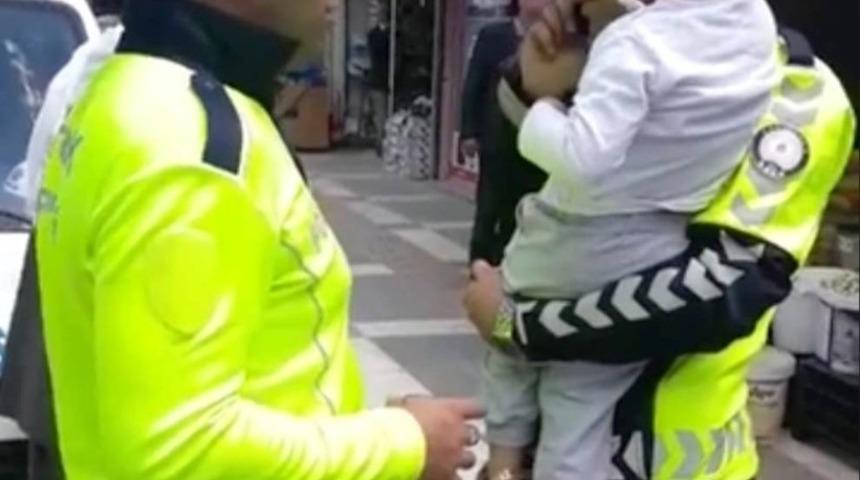 Ağlayan &ccedil;ocuk polisin kucağında sakinleşti