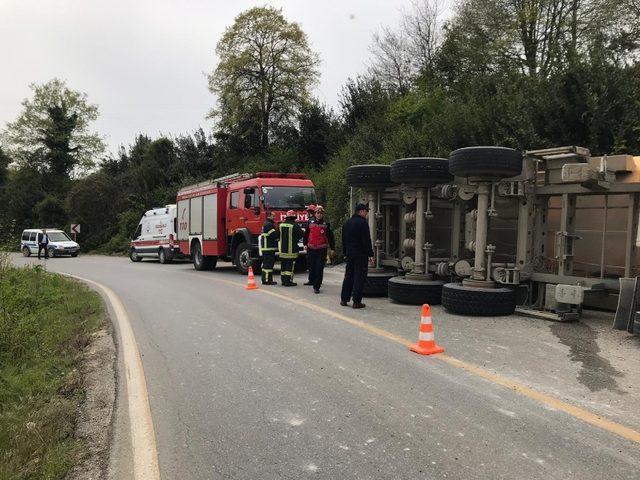 Kontrolden çıkan kamyon yol kenarına devrildi: 1 yaralı