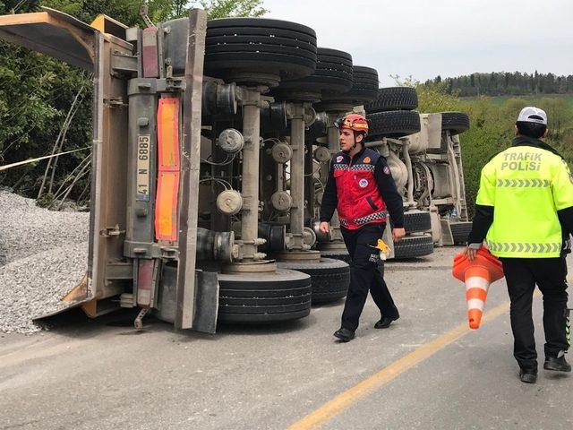 Kontrolden çıkan kamyon yol kenarına devrildi: 1 yaralı