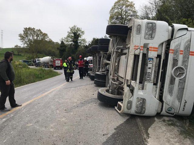 Kontrolden çıkan kamyon yol kenarına devrildi: 1 yaralı