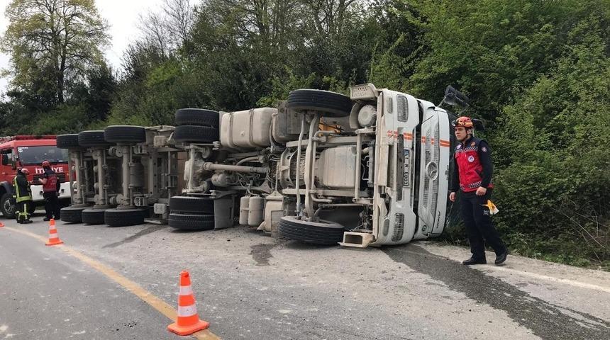 Kontrolden &ccedil;ıkan kamyon yol kenarına devrildi: 1 yaralı