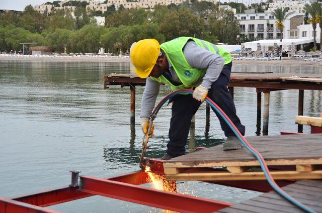 Bodrum'da kaçak iskeleler yıkıldı