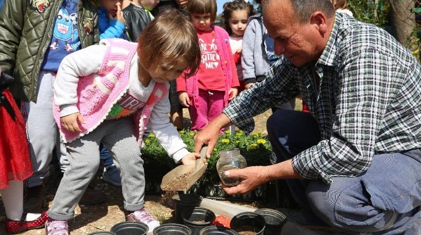 Minikler, &ccedil;i&ccedil;ek dikmeyi &ouml;ğrendi