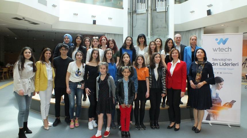 Teknolojide Kadın Derneği, Bilişimde Kızlar Günü’nü kutladı, kız öğrencilerle teknoloji CEO’larını bir araya getirdi