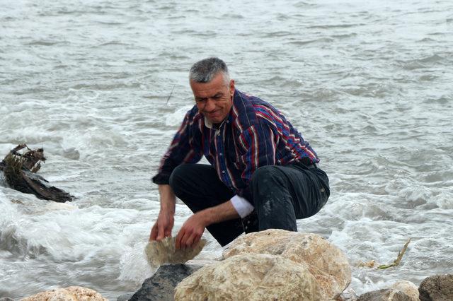 Buse'yi arama çalışmaları sürüyor; acılı baba suyun tahliyesi için taşları elleriyle attı