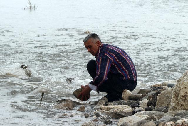 Buse'yi arama çalışmaları sürüyor; acılı baba suyun tahliyesi için taşları elleriyle attı