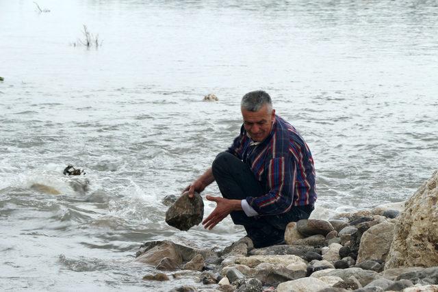 Buse'yi arama çalışmaları sürüyor; acılı baba suyun tahliyesi için taşları elleriyle attı